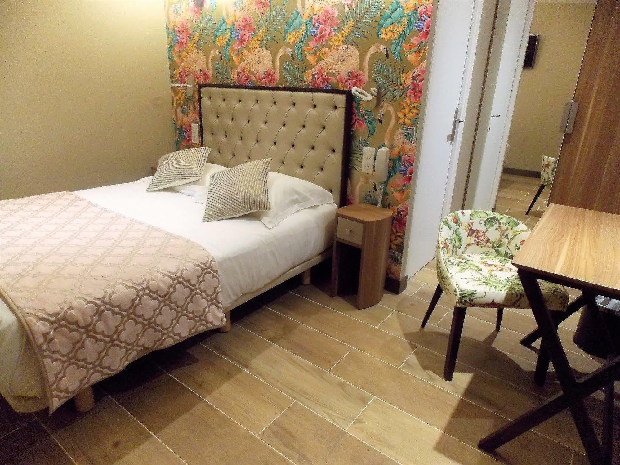 Excelsior Batignolles Hotel Париж Екстериор снимка